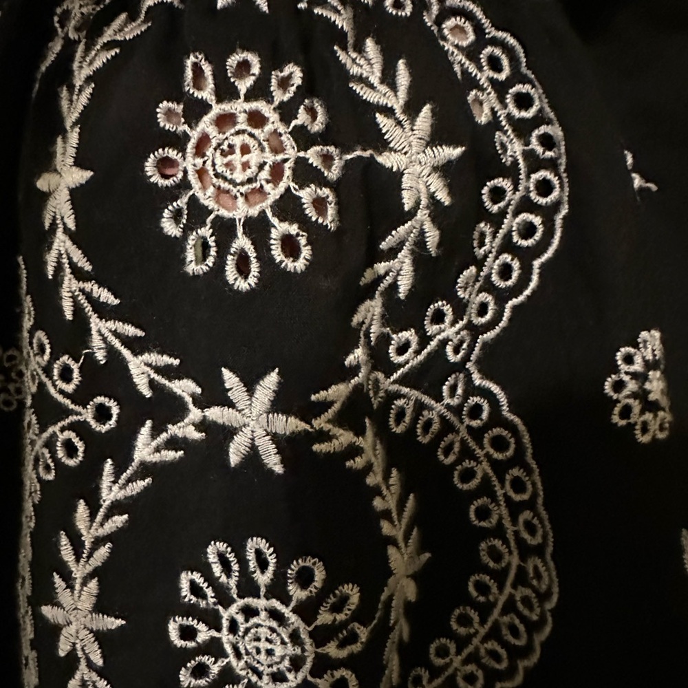 LOFT Black and White embroidered eyelet Blouse size small - Picture 2 of 6